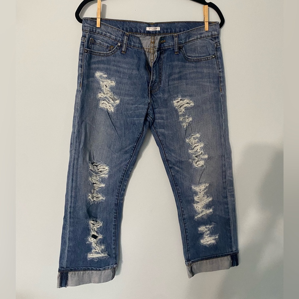 stylemint distressed capri jeans